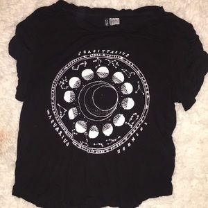 Super fun astrology cropped T-shirt!💫